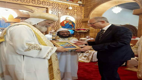 البابا تواضروس يهدى السفير هشام ماهر أيقونة العائلة المقدسة