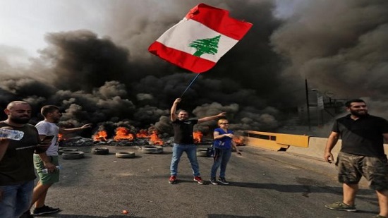  إغلاق جميع البنوك اللبنانية بدءًا من الغد بسبب التظاهرات
