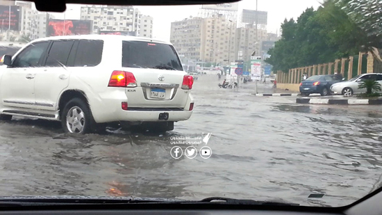  أمطار غزيرة بمدينة نصر و شلل مروري بسبب غرق الطرق بالمياه