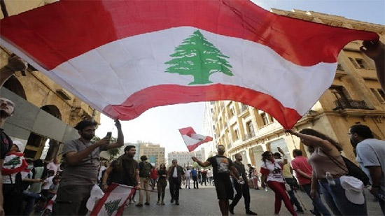 تواصل احتجاجات اللبنانيين أمام مصرف في بيروت.. تنديداً بالسياسة المالية