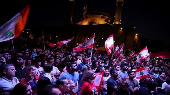 المتظاهرون في لبنان يطالبون الشعب بالبقاء في الشوارع حتى تحقيق مطالبهم
