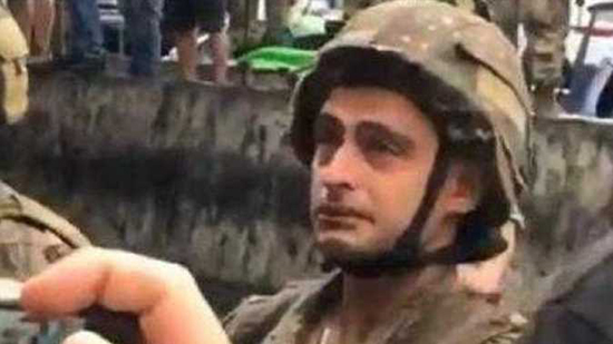 جندي لبناني يبكي أمام المتظاهرين.. والنجوم: «دمعتك حرقة بقلوبنا» (فيديو)