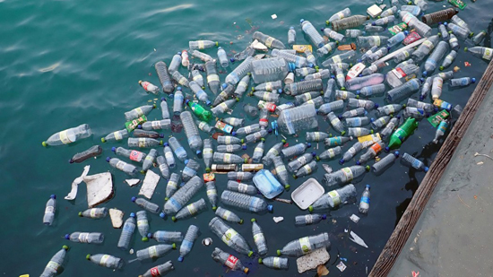 بيبسي وكوكاكولا مسئولتان بنسبة كبيرة عن ضخ النفايات البلاستيكية للبيئة!