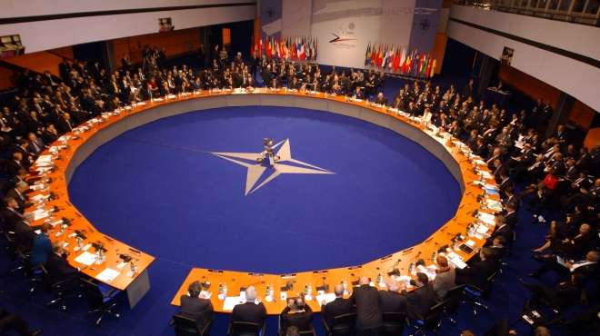 وزراء دفاع الناتو يبحثون الوضع في سوريا وسط توتر بشأن التوغل التركي

