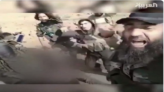 بالفيديو.. موالون لتركيا يمثلون بجثة مقاتلة كردية

