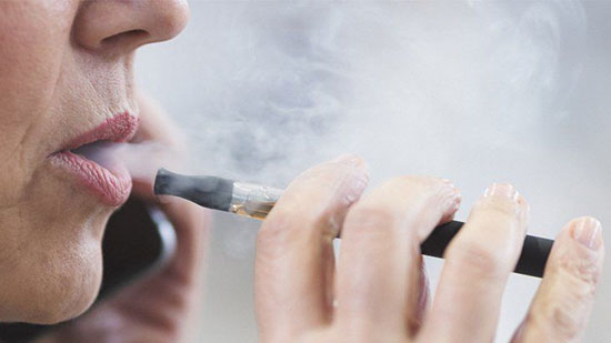 واشنطن تعلن أول حالة وفاة بالسجائر الإلكترونية وارتفاع الوفيات إلى 35 بأمريكا
