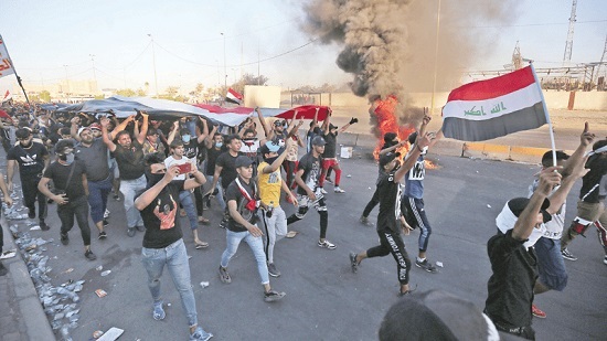 رغم حظر التجوال.. اعتصام مفتوح للمتظاهرين في بغداد و9 محافظات عراقية