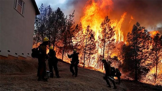 السلطات الأمريكية تأمر بإجلاء 50 ألف شخص بسبب الحرائق
