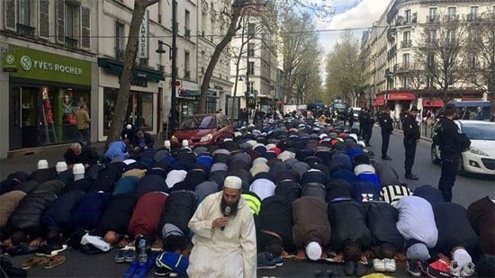 لو جورنال دو ديمانش : الفرنسيون يرفضون إقامة العرب صلواتهم الدينية في الشوارع 