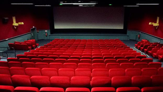 سر استخدام اللون الأحمر في صالات السينما