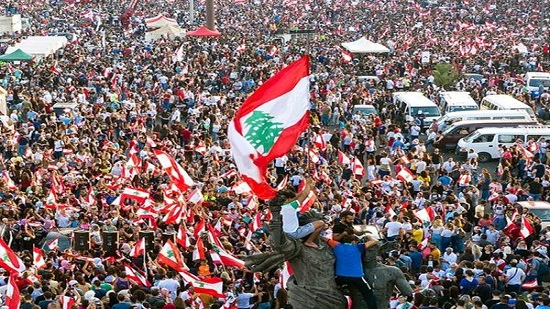  عاجل .. ثوار لبنان لا يكتفون باستقالة حكومة الحريري : كلن يعني كلن 
