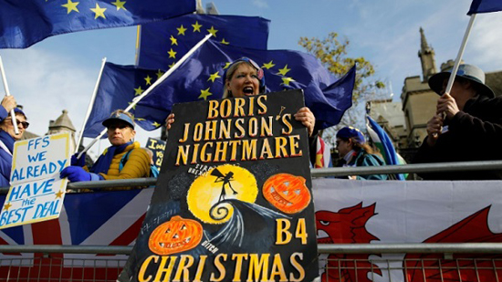 متظاهر معارض لبريكست يحمل لافتة أمام مجلس النواب في لندن في 30 أكتوبر 2019