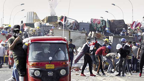 متظاهرون عراقيون يستخدمون «التوك توك» لنقل المصابين فى بغداد 