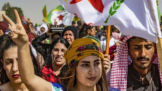  الأكراد يتظاهرون في باريس ضد جرائم جيش الاحتلال التركي في سوريا 