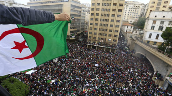 الجزائريون يستعيدون ثورة التحرير التي اغتيلت من قبل عبيد السلطة 