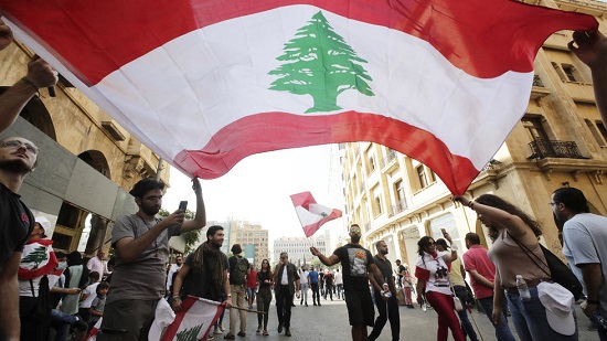  المتظاهرون اللبنانيون يحاولون اغلاق مصرف لبنان 
