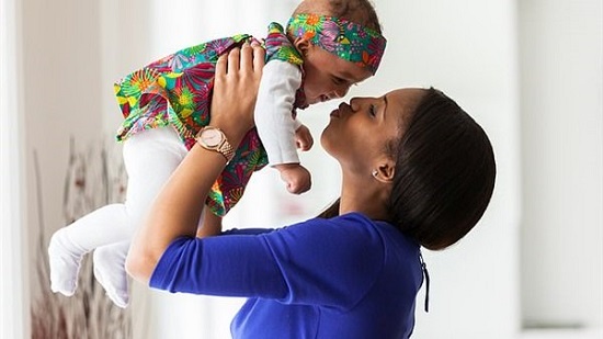 العبي مع طفلك.. دراسة: سلوك الأم مع الرضيع يحميه من السمنة