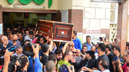 المشيعون يتوجهون بجثمان هيثم احمد زكي إلى مقابر الأسرة بأكتوبر