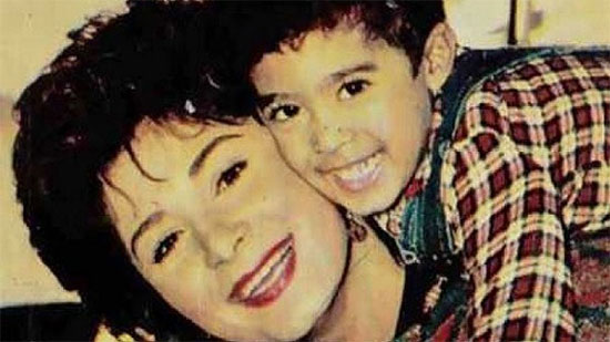 فيديو نادر للراحل هيثم أحمد زكى فى طفولته مع والدته هالة فؤاد