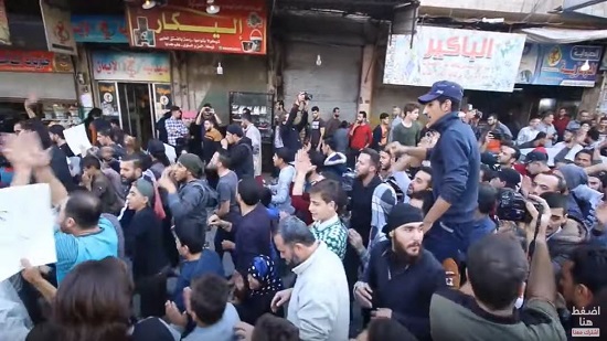 أهالي كفر تخاريم يخرجون إحتجاجا على محاصرة هيئة تحرير الشام للبلدة