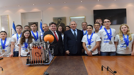  منتخب الإسرائيلي الفائز بتصميم الروبوتات في دبي 
