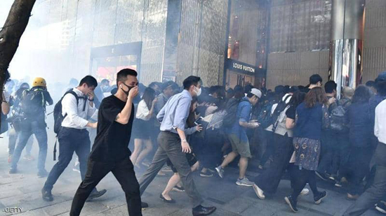 هونغ كونغ.. إطلاق نار على متظاهر وإغلاق شوارع