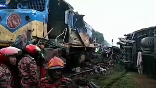 فيديو يوثق مأساة بنغلادش.. قتلى ومصابون في تصادم قطارين