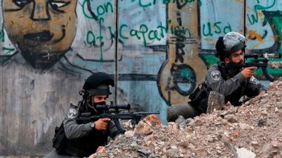 قوات الاحتلال الإسرائيلي تعتقل شابًا فلسطينيًا وتعتدي على آخر في القدس
