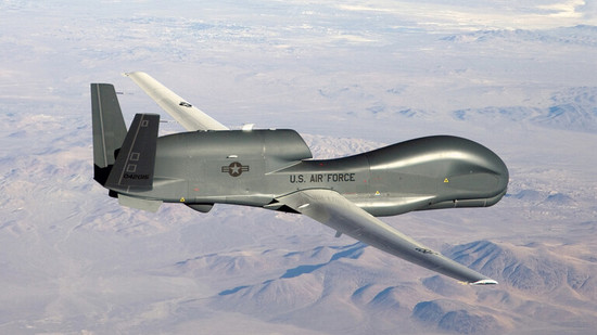 طائرة استراتيجية أمريكية مسيرة تقوم بمهمة استطلاع قرب القاعدتين الروسيتين في سوريا