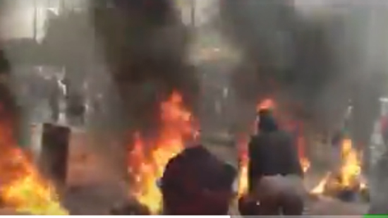 متظاهرون إيرانيون يحرقون الإطارات في العاصمة طهران