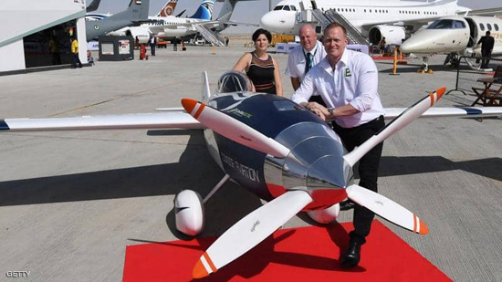 أول طائرة سباق كهربائية.. في معرض دبي للطيران
