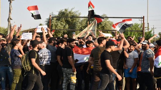  ليبراسيون : رغم إطلاق الرصاص الحي عليهم .. ثوار العراق يواصلون اعتصامهم في بغداد 
