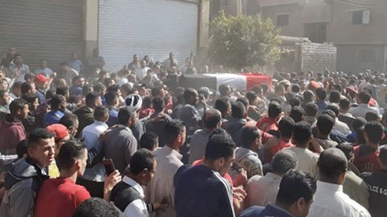 المئات تشيع جثمان أحد شهداء سيناء ببني مزار 