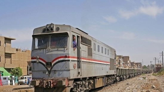 مصرع ربة منزل وطفلها دهسهما قطار طنطا القاهرة في المنوفية