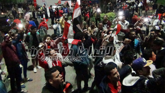 فرحة الجماهير أمام إستاد القاهرة بعد فوز منتخب الشباب ببطولة أمم أفريقيا
