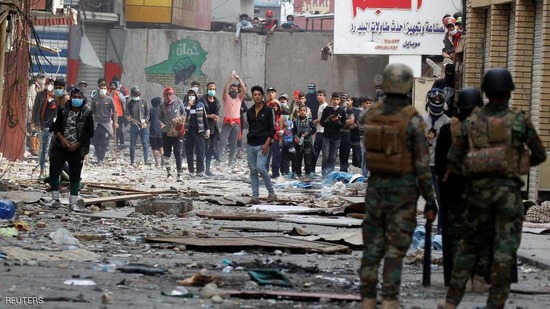 العراق..إصابة متظاهرين بكربلاء بمواجهات مع قوات مكافحة الشغب
