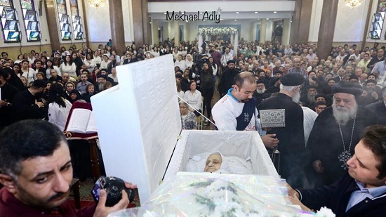  بالصور.. السيدات يرتدين الأبيض في جنازة زوجة القمص بيشوي كامل

