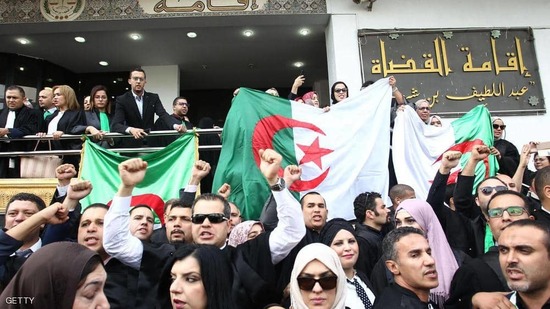 قضاة الجزائر يهددون بالعودة للإضراب