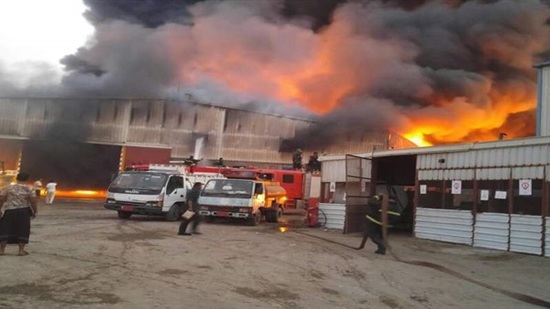  7 سيارات إطفاء للسيطرة على حريق مصنع بالشرقية