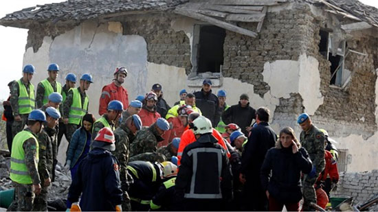 استخدام الطائرات بدون طيار والكلاب للبحث عن ضحايا الزلزال في ألبانيا