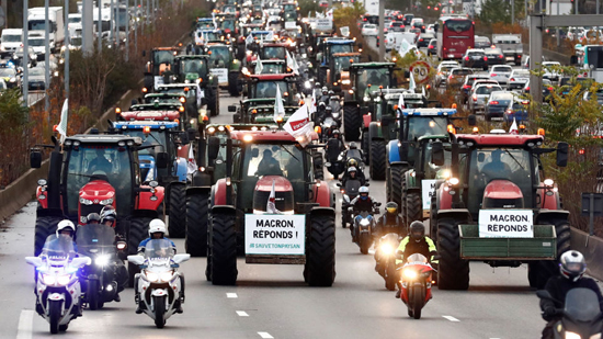 المزارعون الفرنسيون يغلقون طرقا احتجاجا على سياسات الحكومة