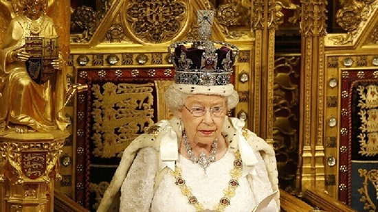 إليزابيث الثانية قد تتخلى عن العرش خلال 18 شهرا لصالح 