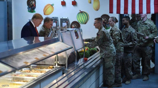 بالفيديو.. ترامب يقدم الطعام للجنود