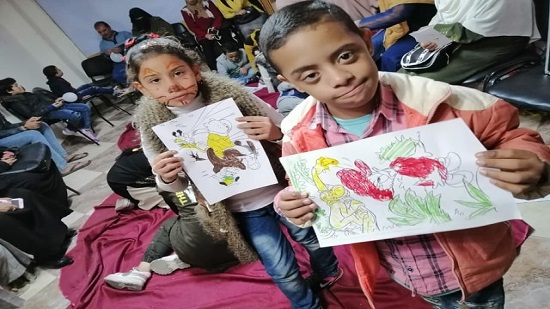  بالصور.. المصريين الاحرار بالسويس يرسم البسمة على وجوه ذوى الأحتياجات الخاصة فى عيد الطفولة
