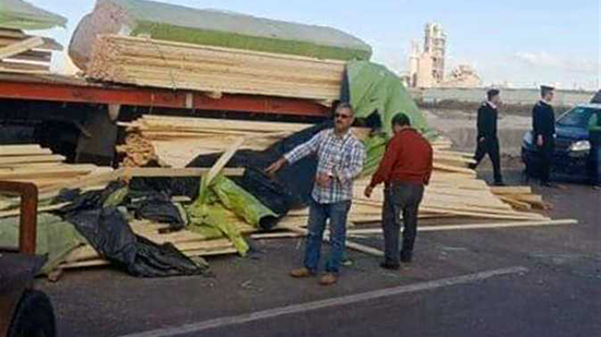 انقلاب سيارة محملة بالأخشاب بالطريق الساحلي بالإسكندرية 