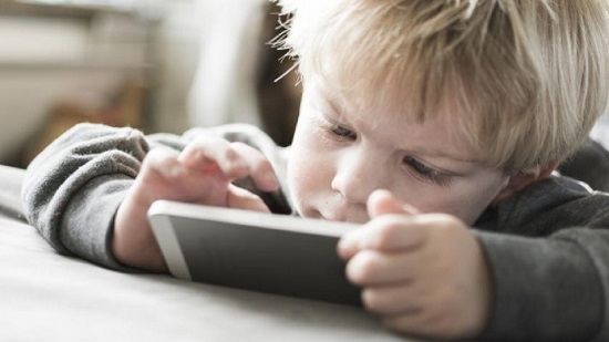 إدمان الأطفال للهواتف الذكية يسبب التوتر والمزاج السيئ واضطرابات النوم
