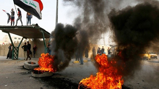  عاجل .. جماعات مسلحة تطلق النيران على المحتجين في العراق ووقوع قتيل 
