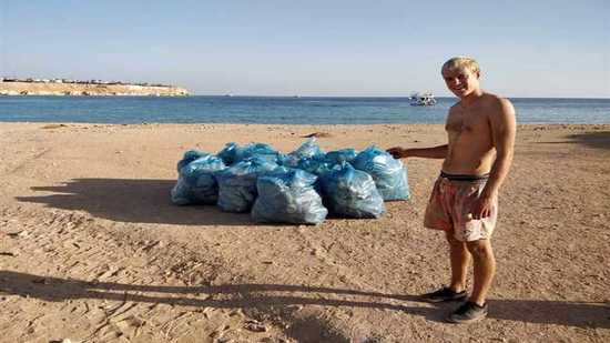 أجنبي بشرم الشيخ يجمع ٣٠ كيس قمامة أثناء رحلة غطس له