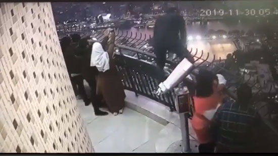 شاهد.. مقطع فيديو يرصد لحظة انتحار طالب الهندسة من أعلى برج القاهرة