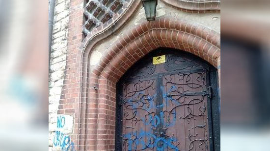 متطرفون يكتبون عبارات مسيئة على أبواب الكنيسة